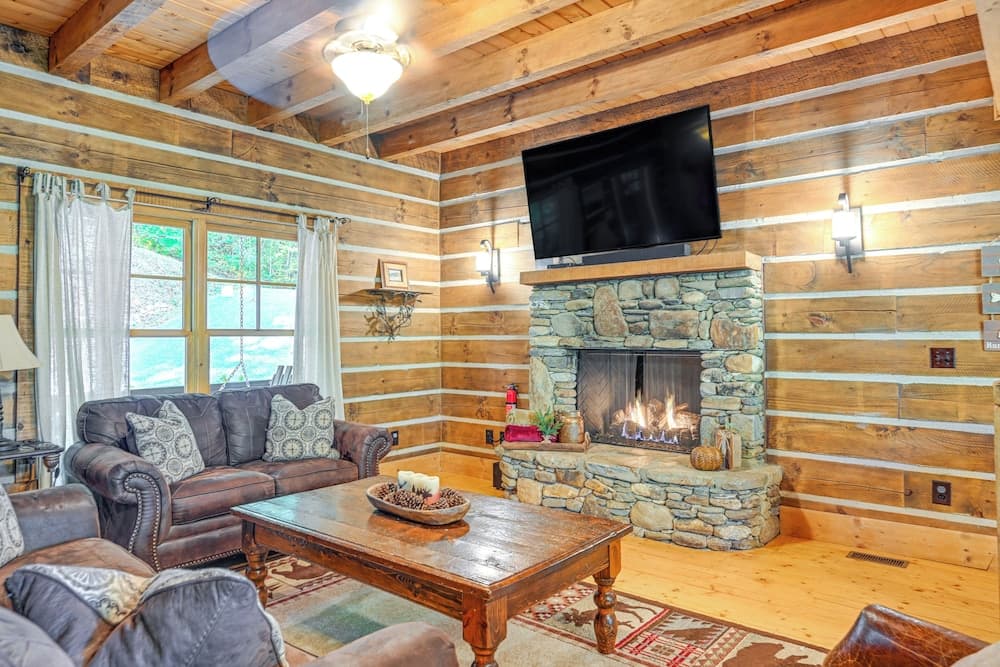 Hot Tub & Fire Pit: Getaway Near Nantahala Gorge!