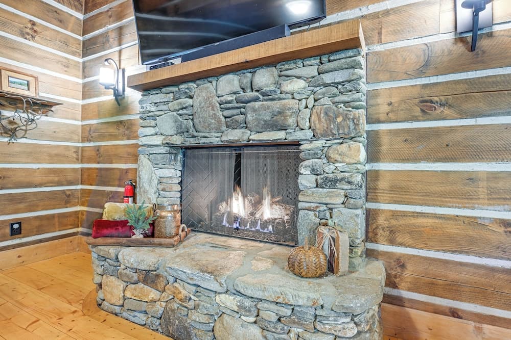 Hot Tub & Fire Pit: Getaway Near Nantahala Gorge!