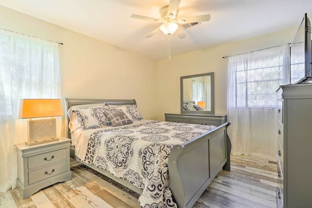 Long Beach Hideaway: Walk to Beach, Shops & Bars!