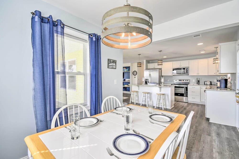 Freshly Remodeled Beach House, Steps to Shore