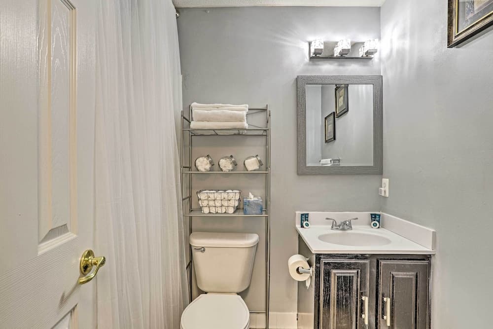 32 Mi to DC: Lower-level Woodbridge Apt w/ Patio!