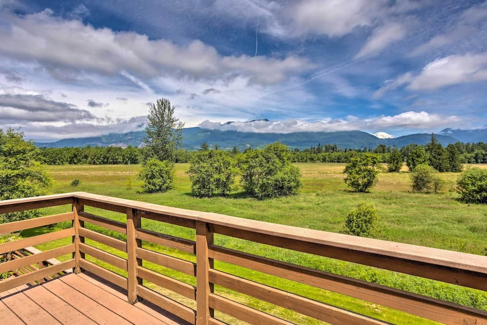 51 Mi to Mt Rainier: Mtn-view Escape on 8 Acres!