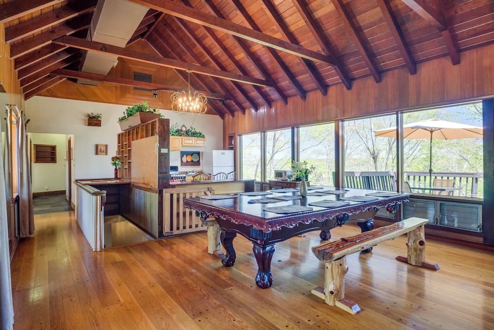 'ledge Lodge' Burkesville Getaway: Pool & Views!