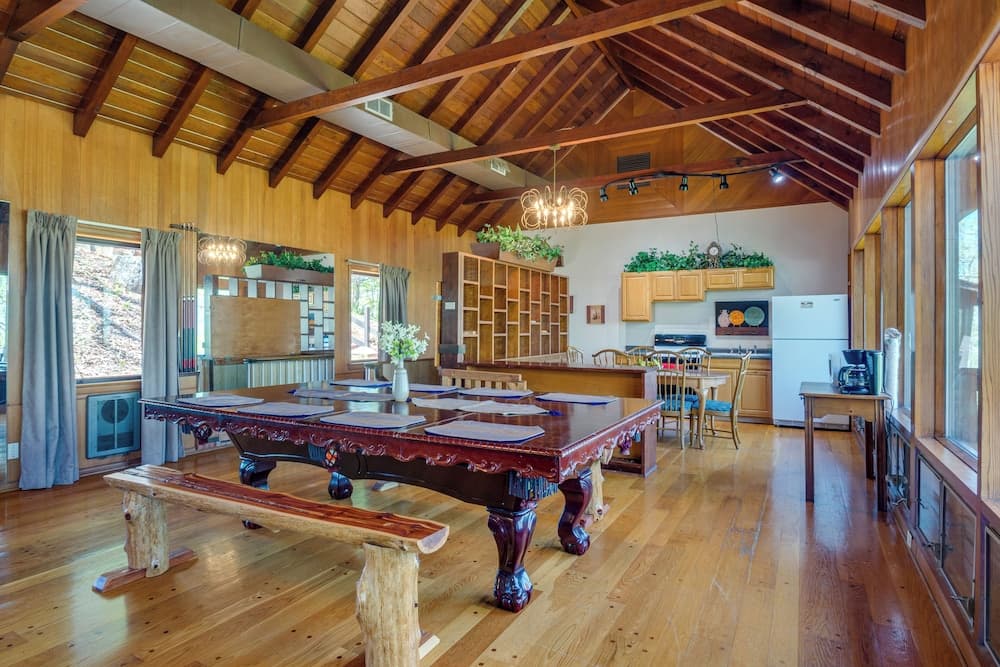 'ledge Lodge' Burkesville Getaway: Pool & Views!