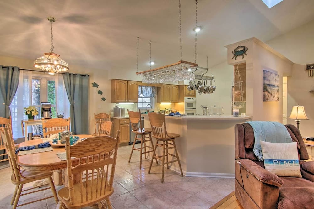 2 Mi to Golf: Retreat w/ Hot Tub in Ocean Pines