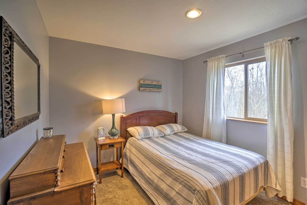 Spacious Buckeye Lake Home w/ Hot Tub & Fire Pit!