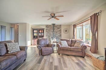 Serene Grants Pass Lodging w/ Mountain Views!