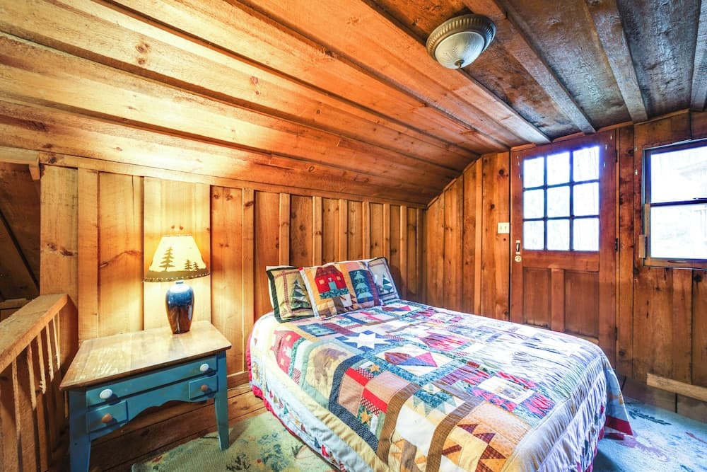 Rustic Maggie Valley Cabin w/ Mountain Views!