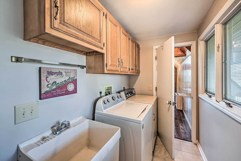 Spacious Franklin Cabin w/ Mountain Views!