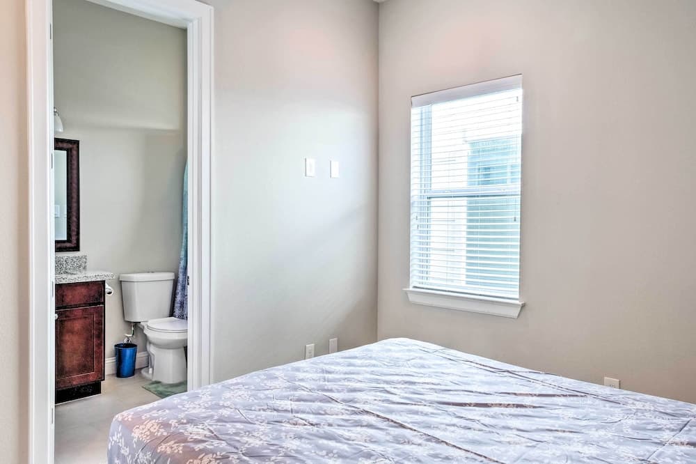 Pet-friendly Houston Townhome, 6 Mi to Dtwn!