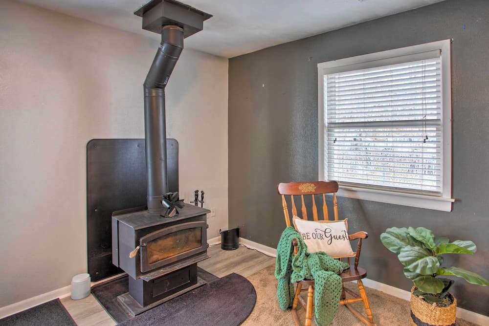 Peaceful Cottage ~ 8 Mi to Downtown Toledo!