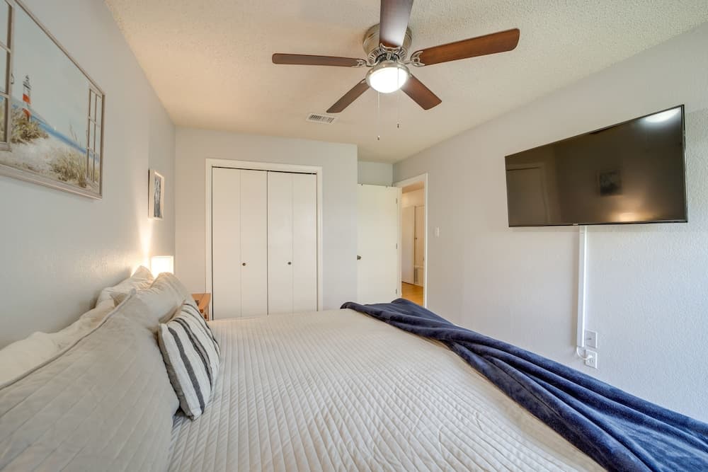 Family-friendly Broken Arrow Retreat w/ Yard!