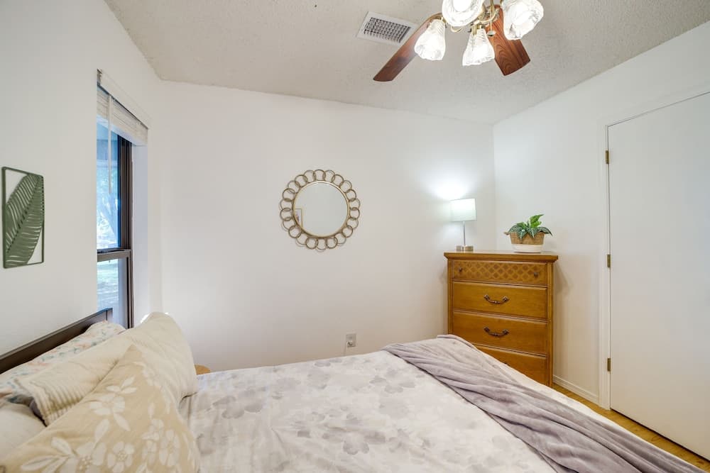 Family-friendly Broken Arrow Retreat w/ Yard!