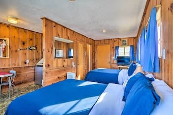 Pet-friendly Eureka Springs Cabin w/ Fire Pit