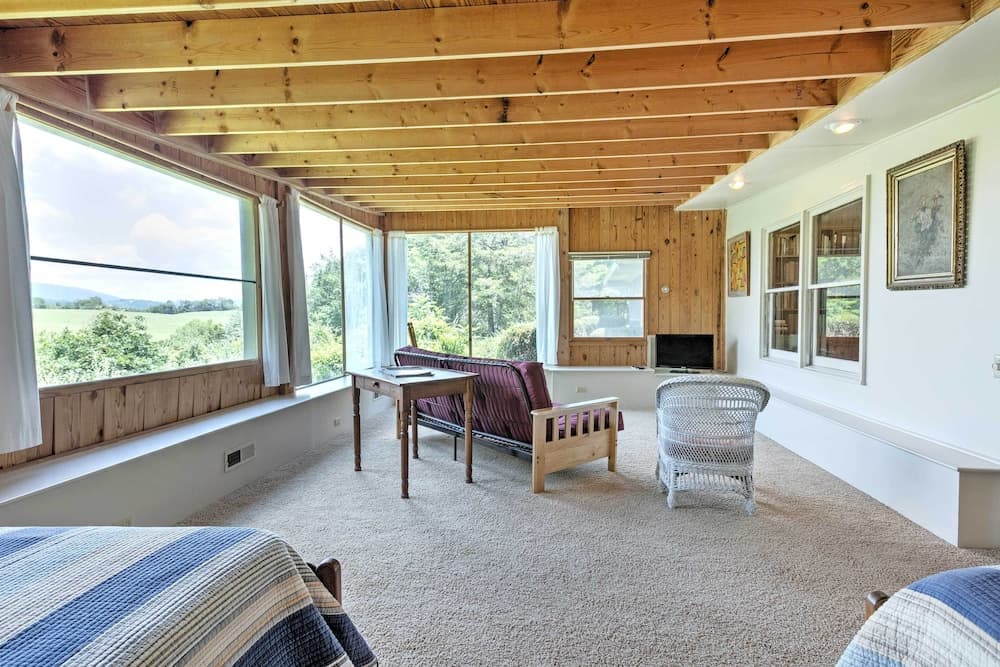 Stair-free Lexington Home w/ Blue Ridge Mtn Views!