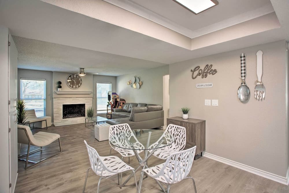 11 Mi to Holiday at Arboretum! Home w/ Hot Tub