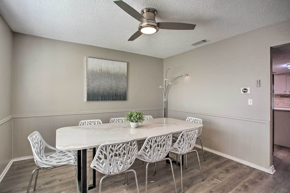 11 Mi to Holiday at Arboretum! Home w/ Hot Tub