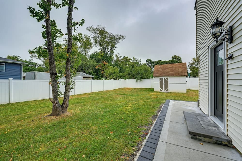 Bay Shore Vacation Rental ~ 7 Mi to the Beach