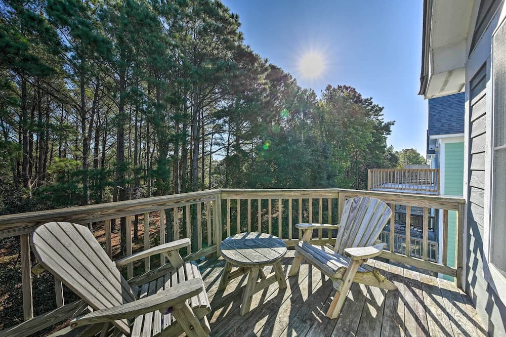 Coastal Home w/ Community Pool < 2 Miles to Beach!