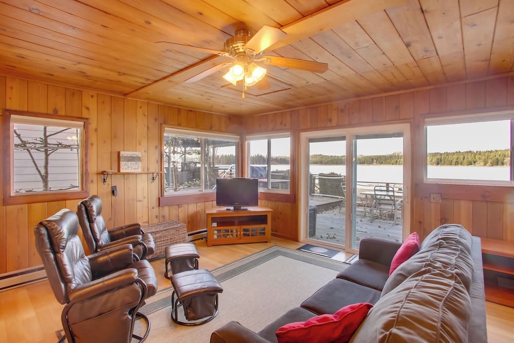 Charming Lakefront Cabin w/ Deck & Fire Pit!
