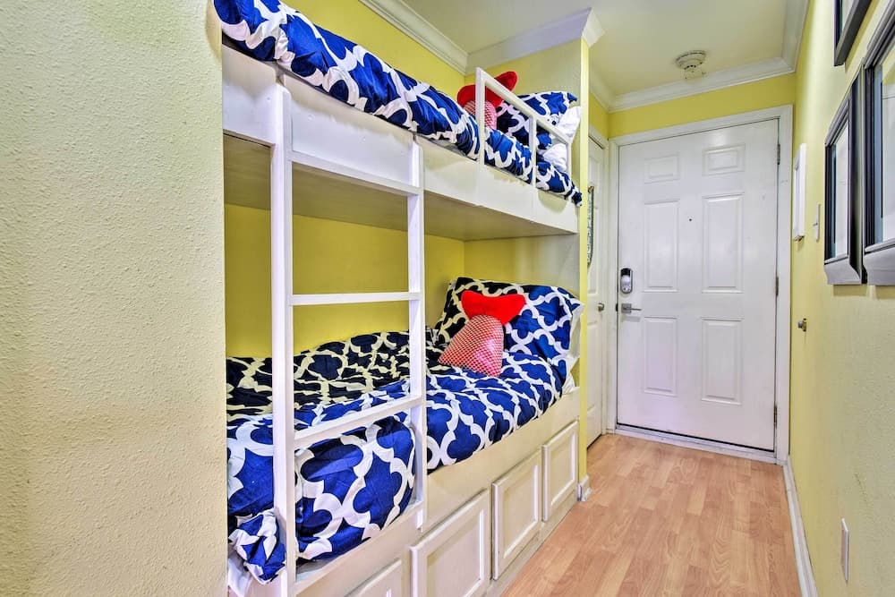 Corpus Christi Beachfront Condo w/ Pool Access!