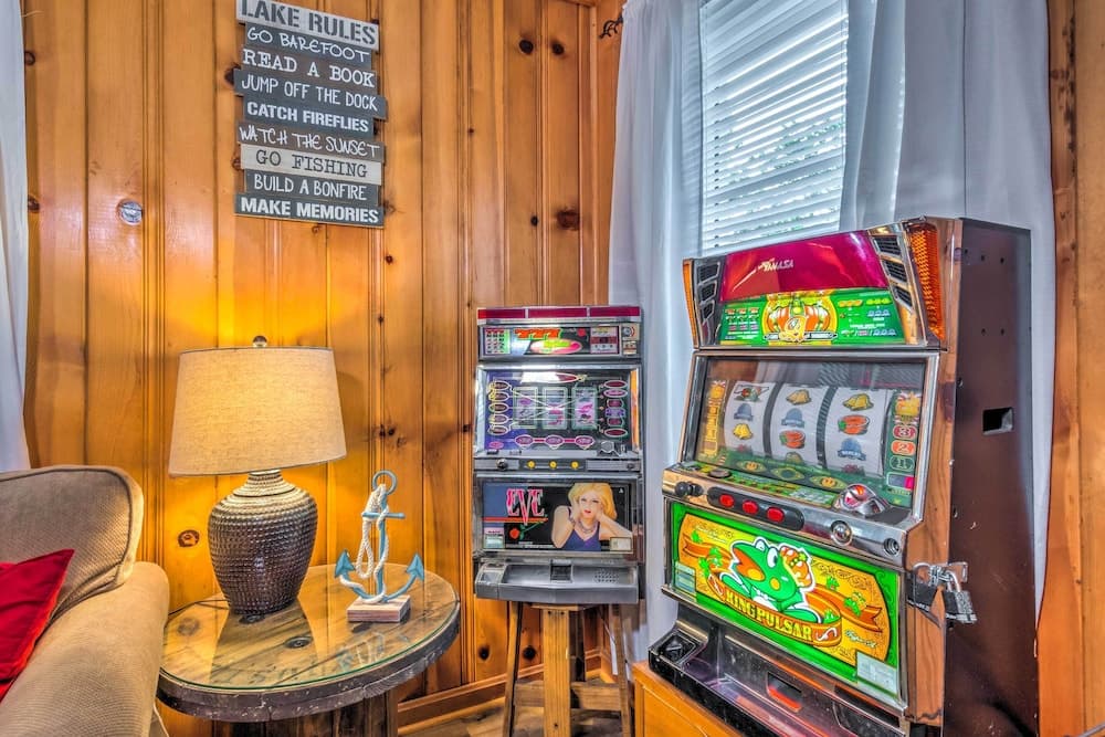 Cozy Kentucky Cabin w/ Sunroom, Yard & Views!