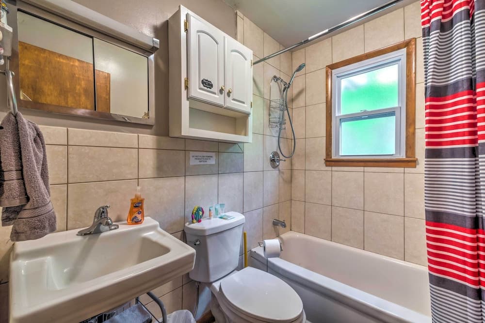 Cozy Kentucky Cabin w/ Sunroom, Yard & Views!