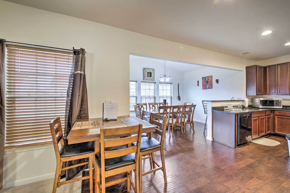 Greenwood Home: 15 Mi to Indianapolis!