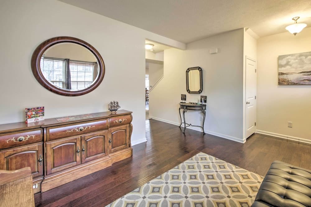 Greenwood Home: 15 Mi to Indianapolis!