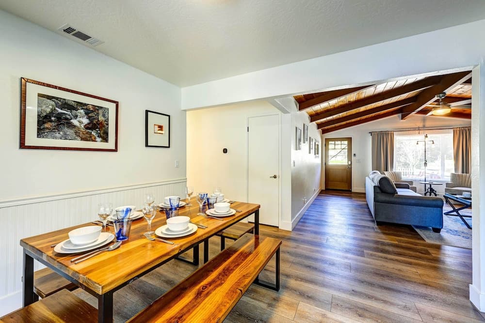 Dog-friendly Oakhurst Home: Walk to Downtown!