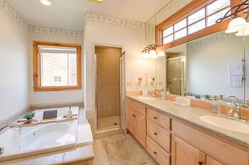 Inviting Cashiers Condo: Deck & Golf Course Views!