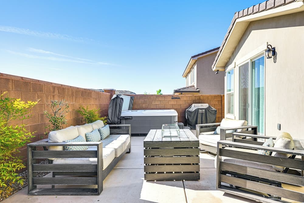 Private Hot Tub & Community Pool: Washington Home!