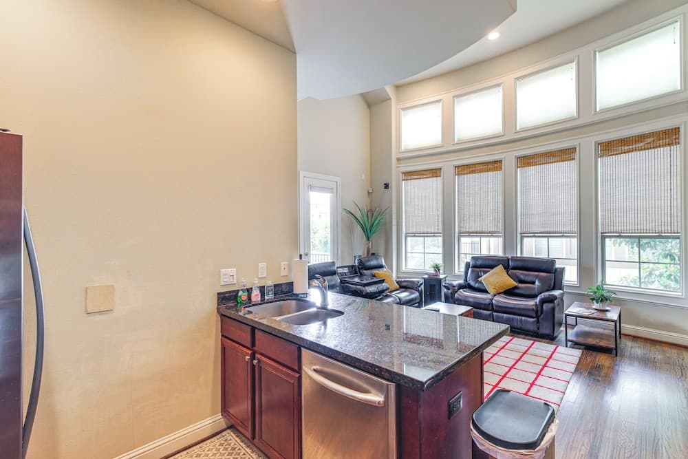 Dtwn Houston Home Near Stadiums: WFH Friendly!