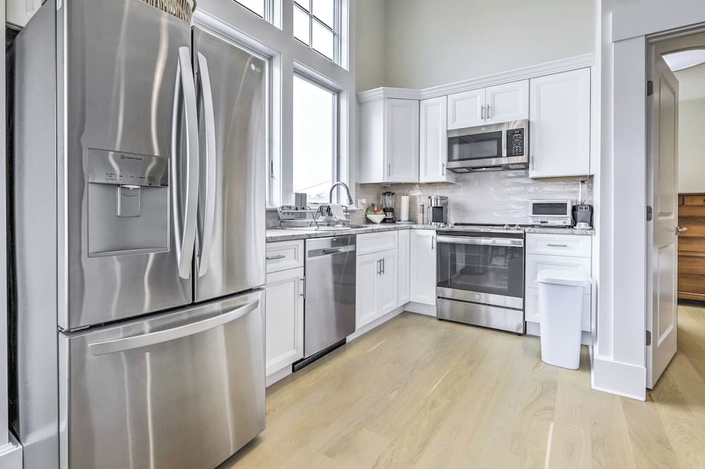 Coastal Waterford Getaway, Steps to the Water!