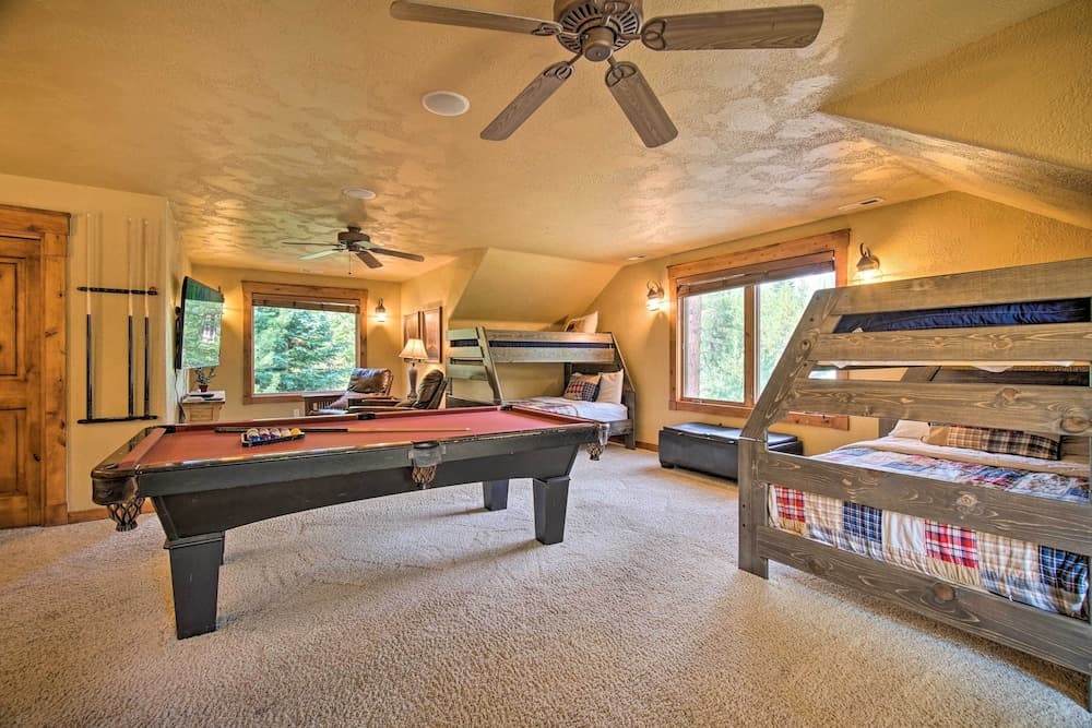 Luxe Mccall Cabin w/ Hot Tub ~ 8 Mi to Skiing