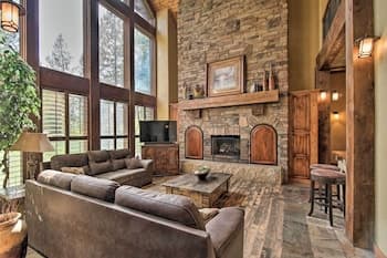Luxe Mccall Cabin w/ Hot Tub ~ 8 Mi to Skiing