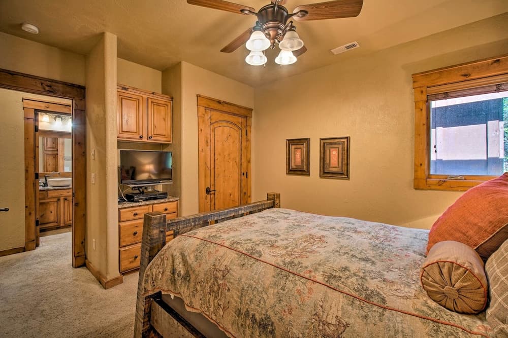 Luxe Mccall Cabin w/ Hot Tub ~ 8 Mi to Skiing