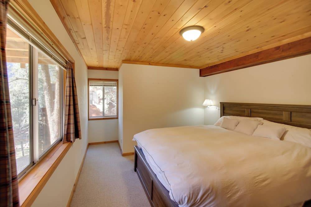 Peaceful & Idyllic Forest Cabin w/ Pool Table