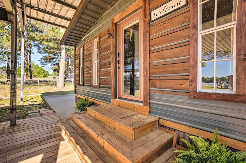 Dock Access + Rooftop Deck: Cabin on Lake Conroe