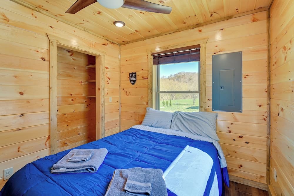 Riverside Beattyville Cabin w/ Kayaks & Fire Pit!