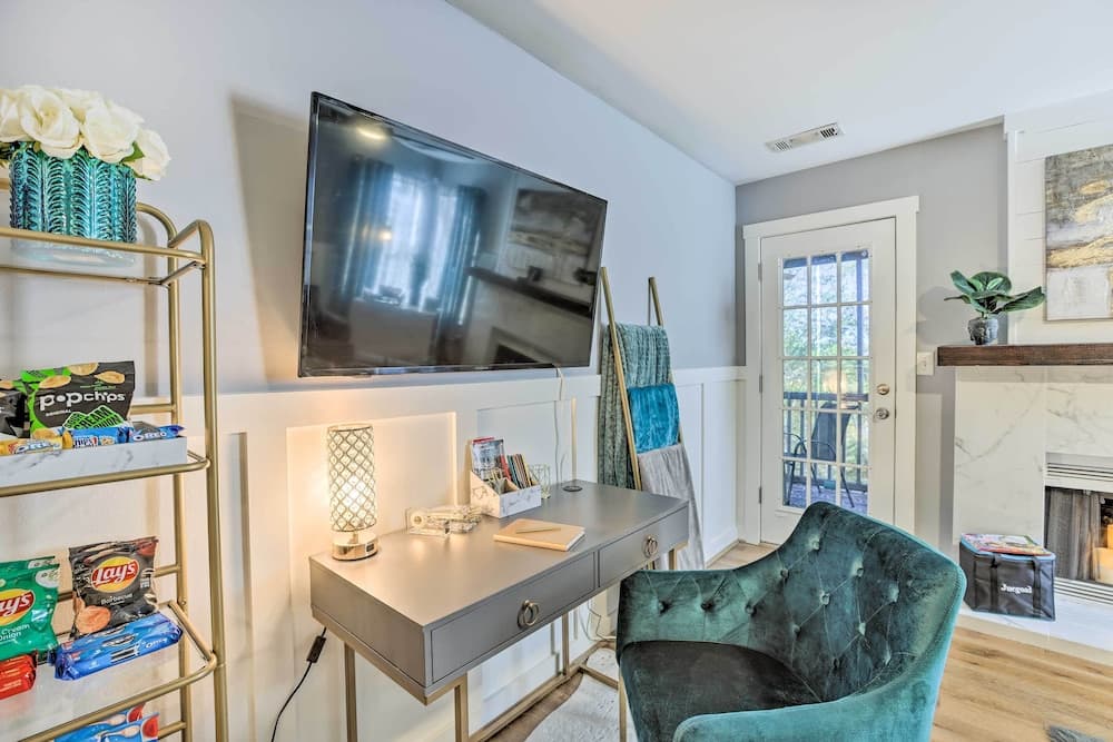 Chic Meadowbrook Condo ~ 12 Mi to Birmingham!