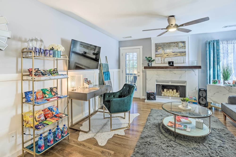 Chic Meadowbrook Condo ~ 12 Mi to Birmingham!