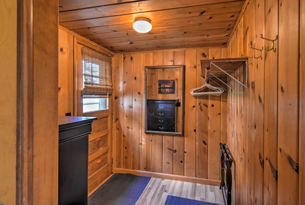 Lovely Lake Huron Getaway: Beach Access & Kayaks!