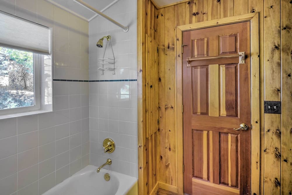 Scenic Lake Almanor Home w/ Mountain Views!