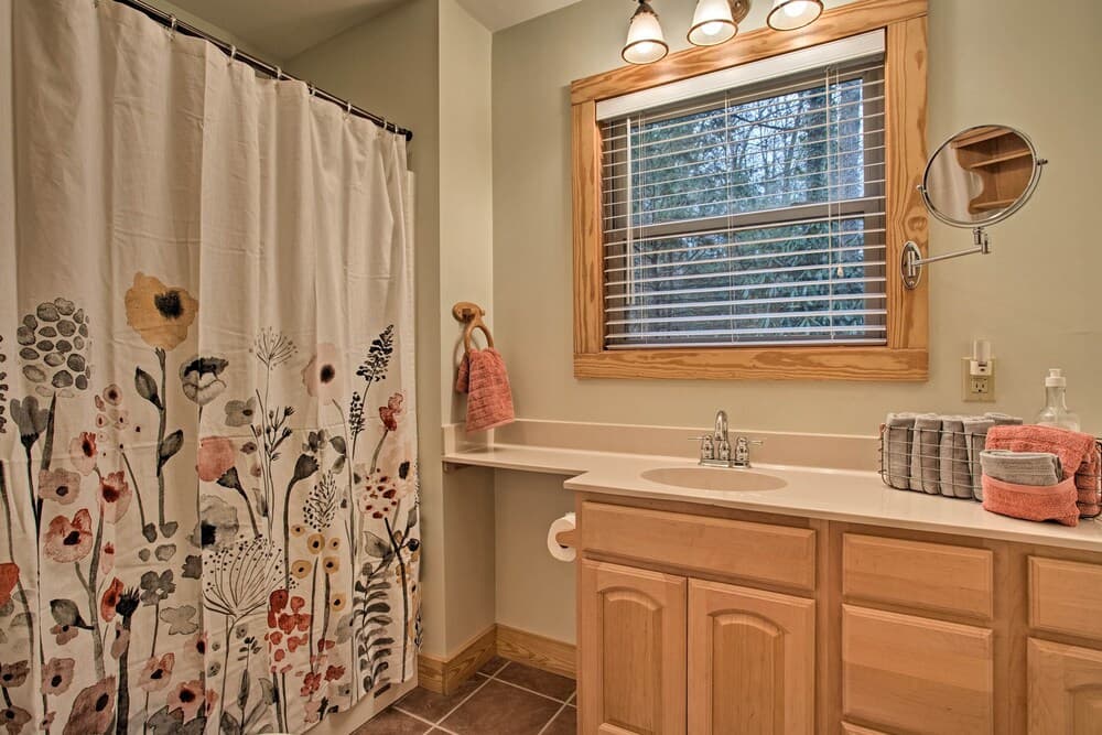 North Carolina Abode - Hot Tub, Foosball & Grill!