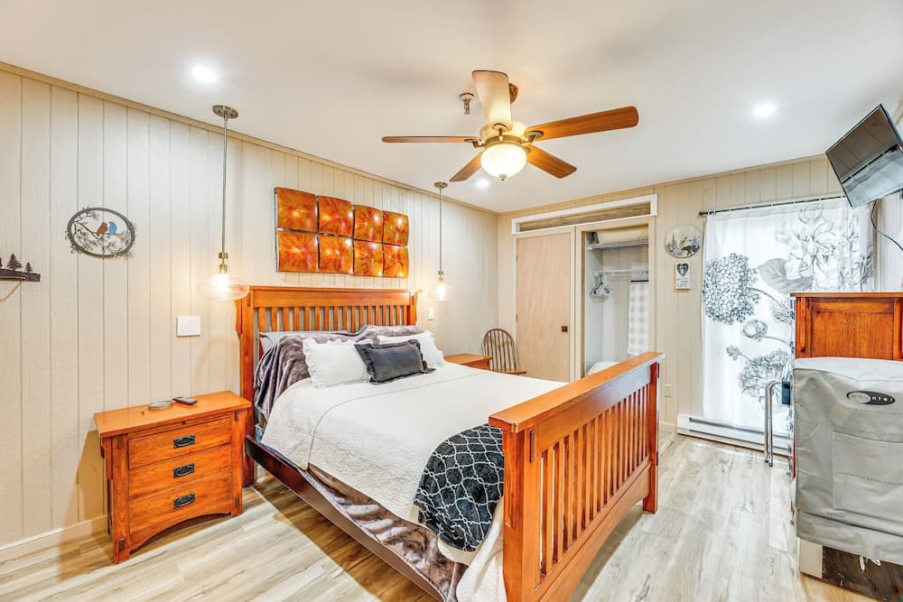 Walk to Slopes: Snowshoe Condo w/ Sunroom