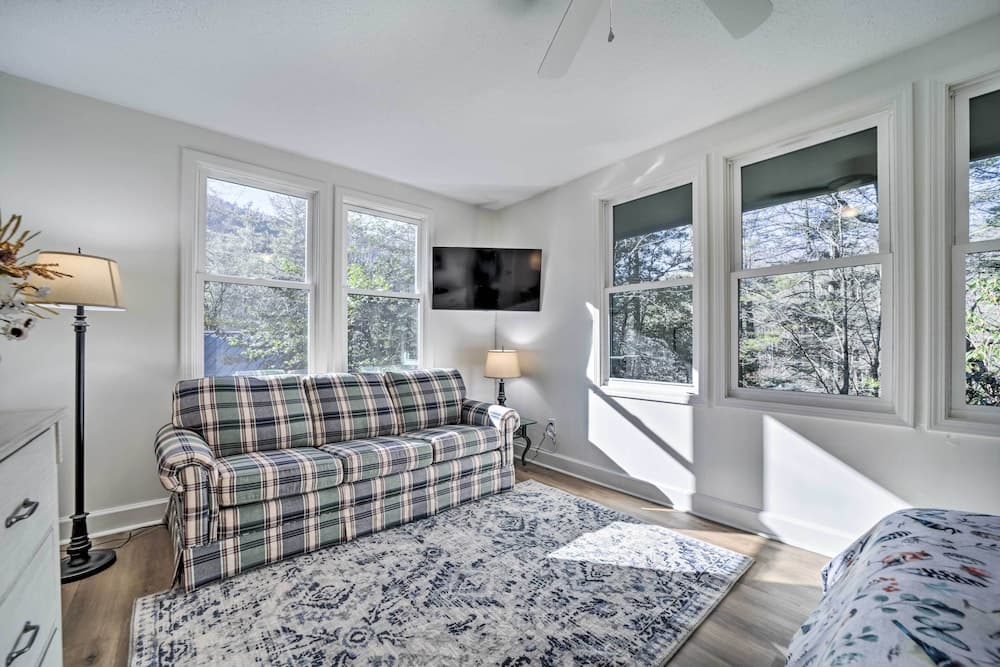 Sapphire Home w/ Grill & Pool Access