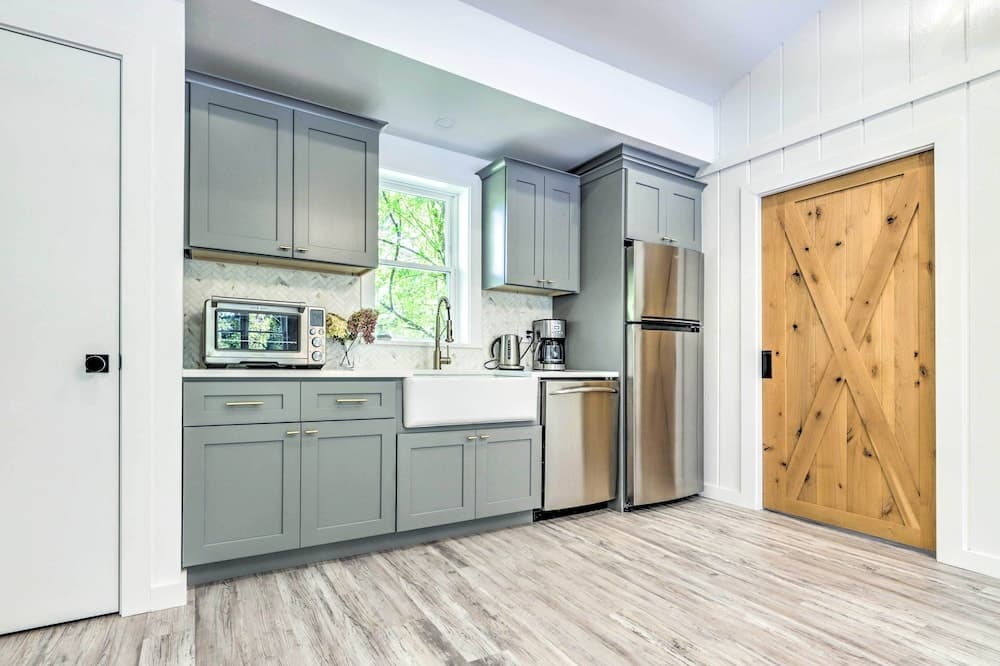 Modern Escape w/ Fire Pit, Near Lake Waramaug