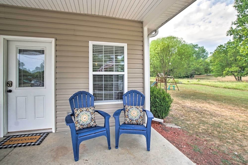 Half Mi to Yacht Club: Home by Perry Lake!