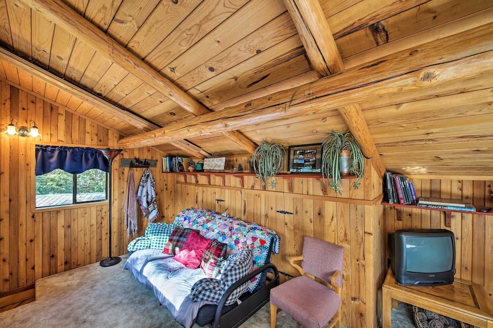 Private 'yaak River Hideaway' w/ Deck & Mtn Views!